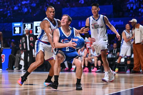 2026-02-14T023921Z_1639156657_MT1USATODAY28231827_RTRMADP_3_NBA-ALL-STAR-CELEBRITY-GAME-TEAM-ANTETOKOUNMPO-AT-TEAM-ANDERSON