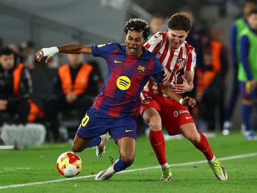 Soccer Football - Copa del Rey - Semi Final - Second Leg - FC Barcelona v Atletico Madrid - Spotify Camp Nou, Barcelona, Spain - March 3, 2026 FC Barcelona's Lamine Yamal in action with Atletico Madrid's Julian Alvarez REUTERS/Albert Gea