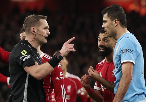 Soccer Football - Premier League - Liverpool v Manchester City - Anfield, Liverpool, Britain - February 8, 2026 Referee Craig Pawson speaks with Manchester City's Rodri and Liverpool's Mohamed Salah REUTERS/Phil Noble EDITORIAL USE ONLY. NO USE WITH UNAUT