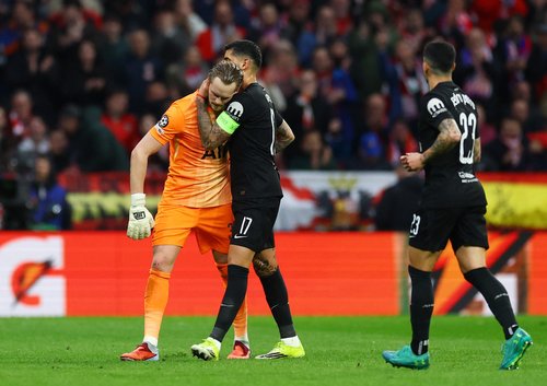 Soccer Football - UEFA Champions League - Round of 16 - First Leg - Atletico Madrid v Tottenham Hotspur - Riyadh Air Metropolitano, Madrid, Spain - March 10, 2026 Tottenham Hotspur's Antonin Kinsky with Cristian Romero after being substituted Action Image