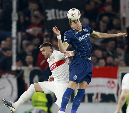 Soccer Football - UEFA Europa League - Round of 16 - First Leg - Vfb Stuttgart v FC Porto - MHPArena, Stuttgart, Germany - March 12, 2026 FC Porto's Jan Bednarek in action with VfB Stuttgart's Ermedin Demirovic REUTERS/Heiko Becker