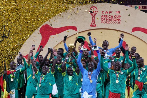 FILE PHOTO: Soccer Football - CAF Africa Cup of Nations - Morocco 2025 - Final - Senegal v Morocco - Prince Moulay Abdellah Stadium, Rabat, Morocco - January 18, 2026 Senegal's Sadio Mane lifts the trophy with teammates as they celebrate after winning the