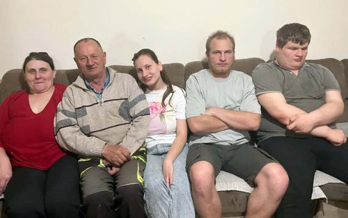 Vesna sa roditeljima i braćom.jpg