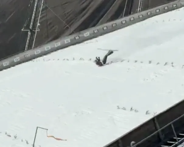 UZNEMIRUJUĆE Stravična scena: Skakač pao na glavu pri velikoj brzini, ostao nepomično ležati na snijegu (VIDEO)