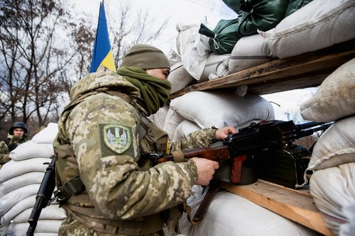 ukrajina ukrajinska vojska A Ukrainian service member is seen at a check point in Zhytomyr