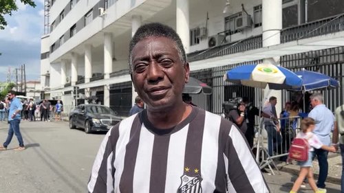 Pele lookalike pays his final respects to Brazilian soccer legend