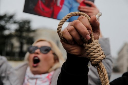 Members of the Iranian community living in Turkey attend a protest in support of Iranian women in Istanbul