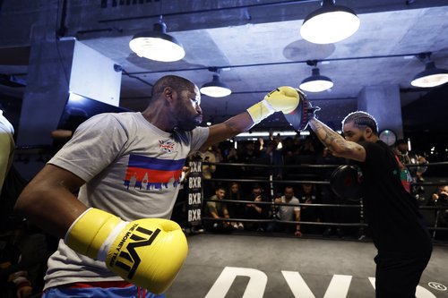 Floyd Mayweather v Aaron Chalmers - Public Workouts