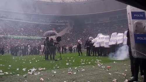 Violence erupts at Turkish soccer match