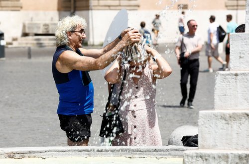 Heat wave hits Rome as temperatures expected to rise further