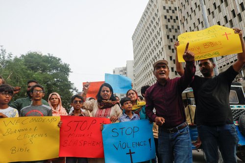 Members of the Christian community condemn the attacks on churches and houses in Jaranwala town, during a protest in Karachi