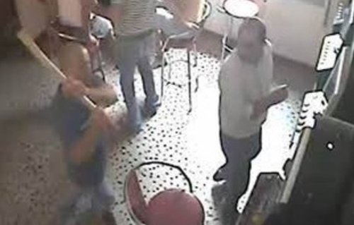 muskarac sa sjekirom