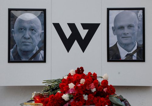 FILE PHOTO: Makeshift memorial for Wagner’s Yevgeny Prigozhin and Dmitry Utkin in Nizhny Novgorod