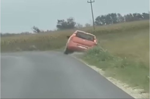 automobil sletio s ceste