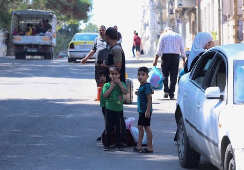 Palestinians flee their houses heading toward the southern part of Gaza Strip