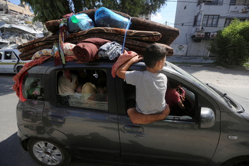 Palestinians flee their houses heading toward the southern part of Gaza Strip