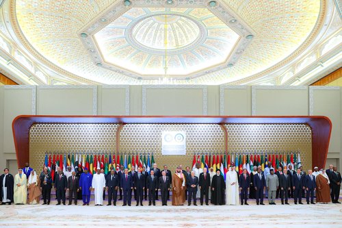 Country leaders pose for a picture during the special Arab leaders' summit to discuss the ongoing conflict between Israel and the Palestinian militant group Hamas in Gaza, in Riyadh
