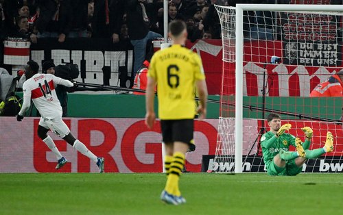 DFB Cup - Round of 16 - VfB Stuttgart v Borussia Dortmund