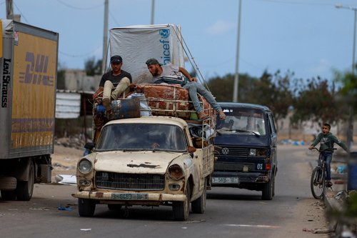 Palestinians flee Rafah after Israeli forces launched a ground and air operation in the eastern part of the city