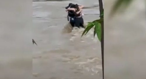 udine, troje mladih odnijela bujica