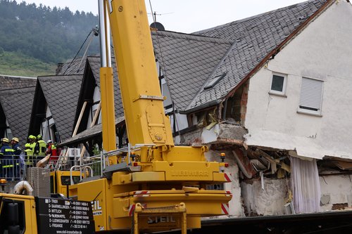 Hotel collapses in Germany on river Moselle