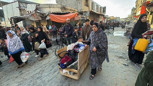 Displaced Palestinians flee Beit Lahiya amid an Israeli military operation in the northern Gaza Strip