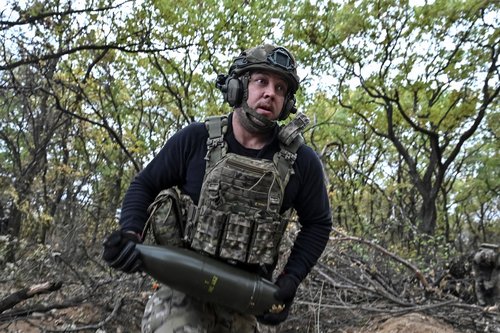 Ukrainian service members from the special police unit fire a howitzer D30 towards Russian troops near the frontline city of Toretsk