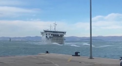 trajket supetar valovi oluja