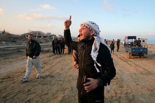 Displaced Palestinians return to their homes in northern Gaza