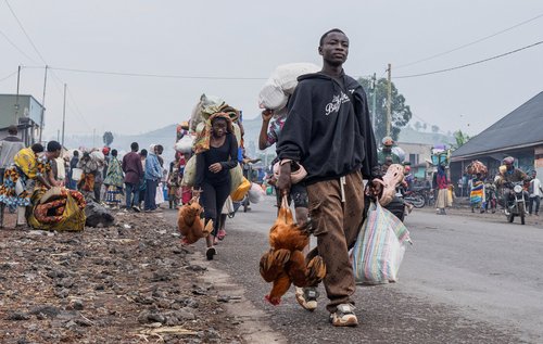 Interno raseljeni civili iz logora u Munigi i Kibati, nose stvari dok bježe u Gomu