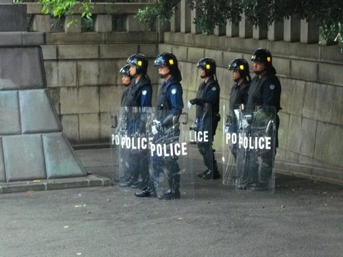 Japanese_riot_police-1