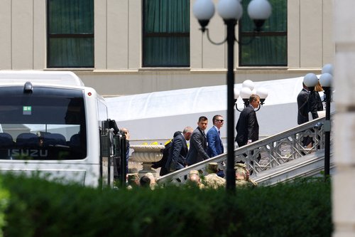 Članovi ukrajinske delegacije stižu u Ciragan palatu u Istanbulu