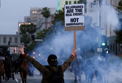 2025-06-09T034037Z_1924604186_RC2RYEAB9H0X_RTRMADP_3_USA-MIGRATION-PROTEST-LOS-ANGELES