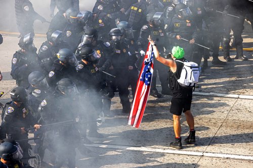 2025-06-09T045030Z_406799609_RC24YEAV5K53_RTRMADP_3_USA-MIGRATION-PROTEST-LOS-ANGELES