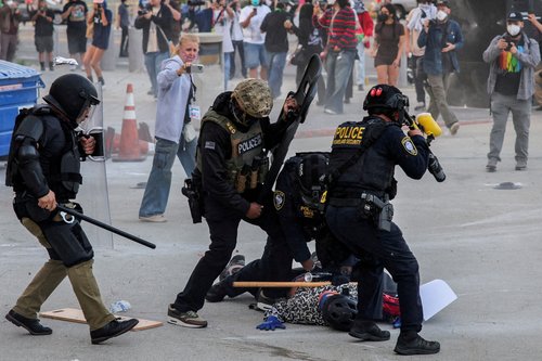 2025-06-12T090114Z_1082017127_RC2EXEA6WL5W_RTRMADP_3_USA-MIGRATION-GOVERNORS