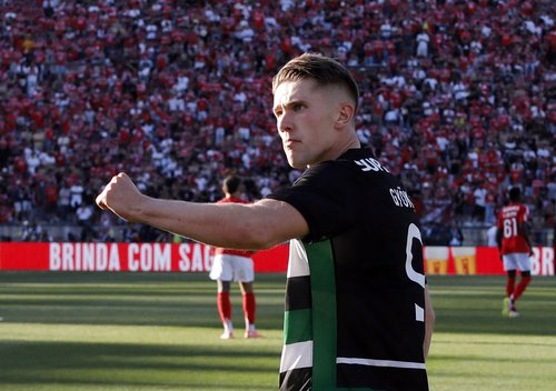 Soccer Football - Primeira Liga - Sporting CP v Vitoria S.C. - Estadio Jose Alvalade, Lisbon, Portugal - May 17, 2025 Sporting CP's Viktor Gyokeres looks at his medal after winning the Primeira Liga REUTERS/Rodrigo Antunes