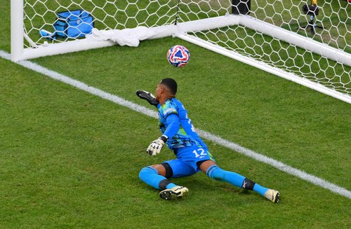 2025-06-16T034623Z_161323135_UP1EL6G0AHAWK_RTRMADP_3_SOCCER-CLUB-BOT-SEA