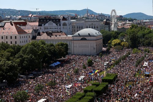 2025-06-28T135833Z_1857194256_RC2PBFAQX2OS_RTRMADP_3_HUNGARY-LGBT-PRIDE