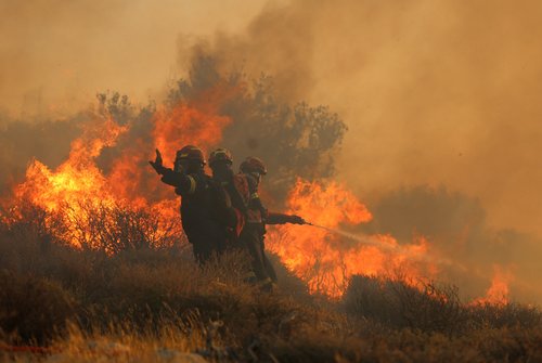 2025-07-03T072103Z_855387246_RC2UEFAHWR3U_RTRMADP_3_EUROPE-WEATHER-GREECE-WILDFIRE-CRETE