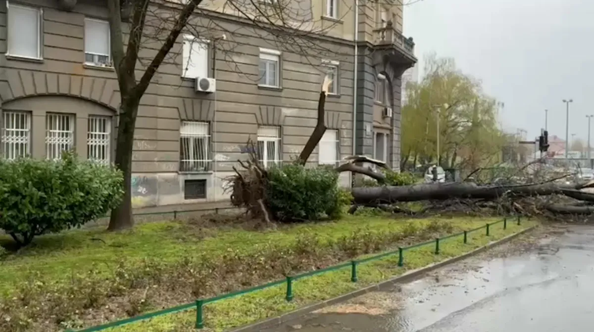 Totalni haos u Zagrebu: Vjetar nosi sve pred sobom a građanima poručeno da ko ne mora ne izlazi iz kuće