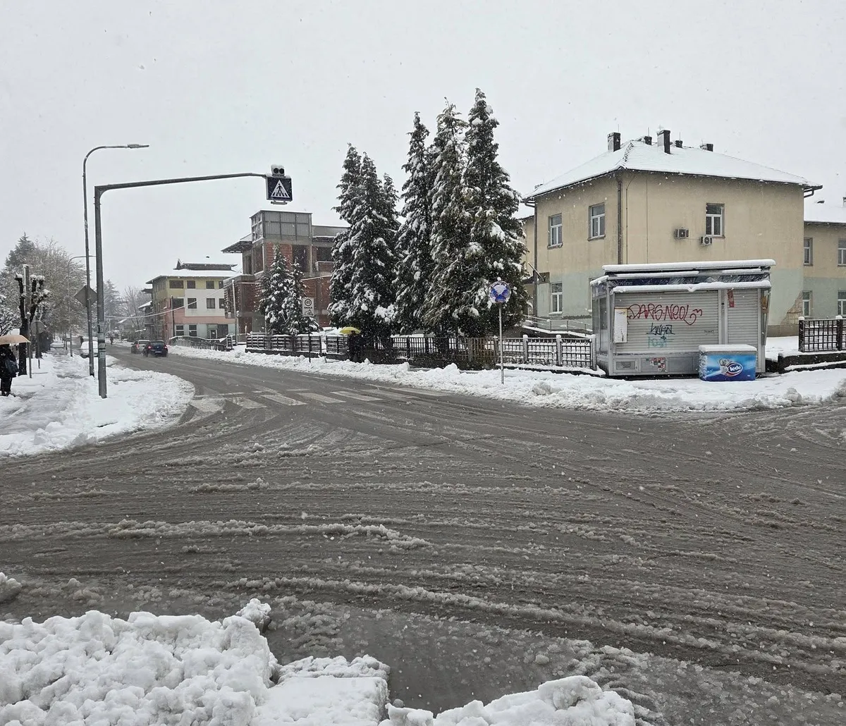 Cazin bez struje, u Bihaću 30 centimetara snijega, obustavljena nastava u USK