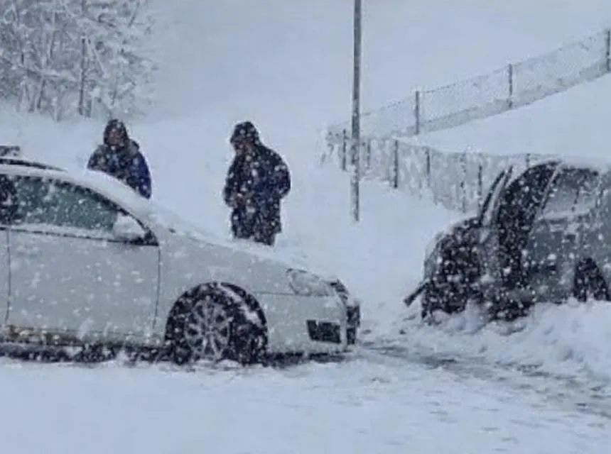 Snijeg napravio haos u BiH: Bez struje brojna naselja, upozorenje na snazi