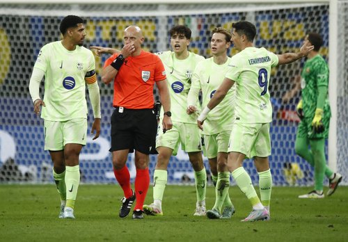 2025-05-06T210847Z_64920308_UP1EL561MQML0_RTRMADP_3_SOCCER-CHAMPIONS-INT-BAR-REPORT