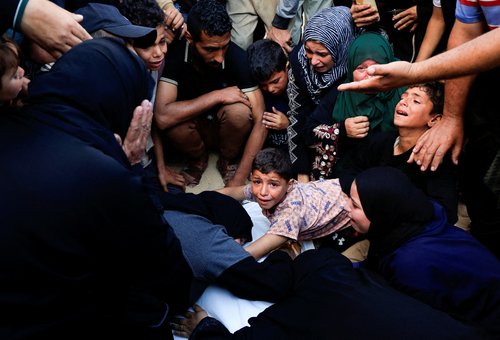 Ožalošćeni reagiraju dok prisustvuju sahrani Palestinaca ubijenih u izraelskim napadima, u bolnici Nasser, u Khan Younisu