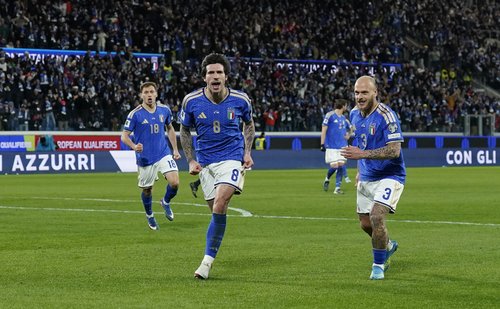 Soccer Football - FIFA World Cup - UEFA Qualifiers - Italy v Northern Ireland - New Balance Arena, Bergamo, Italy - March 26, 2026 Italy's Sandro Tonali celebrates scoring their first goal with Federico Dimarco REUTERS/Matteo Ciambelli