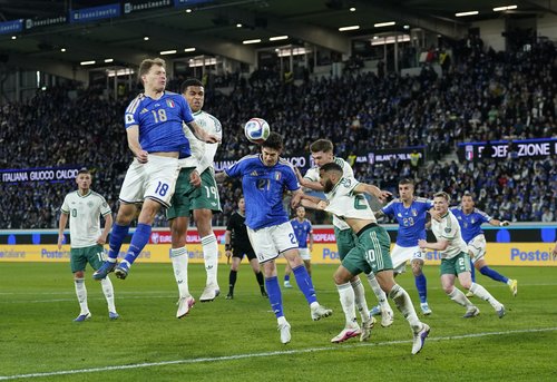 Soccer Football - FIFA World Cup - UEFA Qualifiers - Italy v Northern Ireland - New Balance Arena, Bergamo, Italy - March 26, 2026 Italy's Alessandro Bastoni and Nicolo Barella in action with Northern Ireland's Shea Charles, Brodie Spencer and Trai Hume R