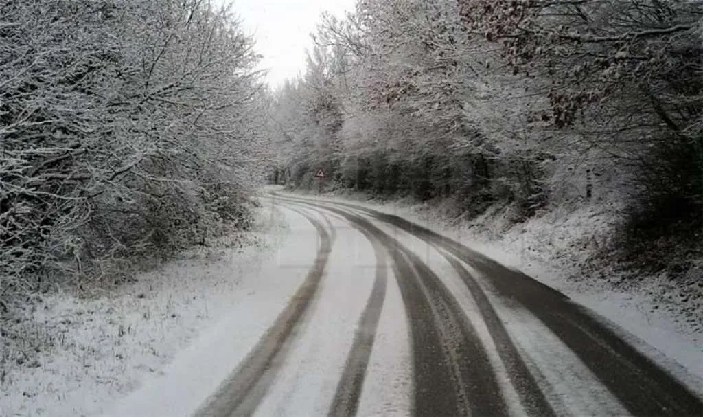Upozorenje za vozače: Na većini planinskih prevoja saobraćaj otežan zbog snijega