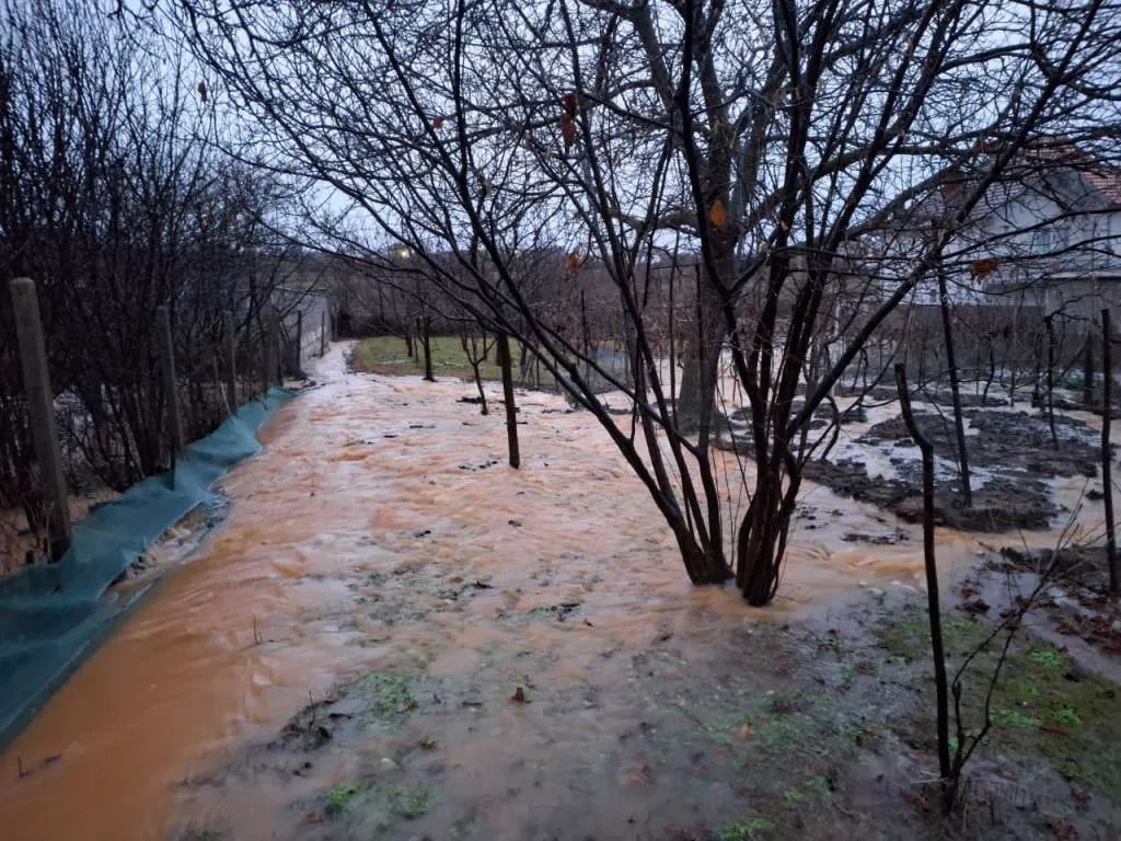 Vodostaj na brani Modrac raste, Spreča se izlila na više lokacija