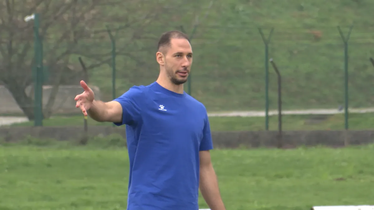 Dok se saigrači smrzavaju u jaknama i rukavicama, Nikola Katić u sniježnom Butmiru trenira u kratkim rukavima (VIDEO)