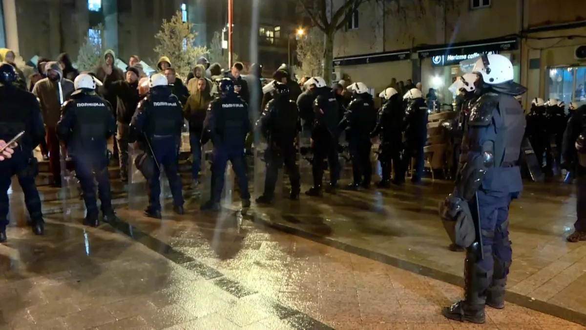 Kordon policije razdvaja dvije grupe ljudi na gradskom trgu u Aranđelovcu u Srbiji